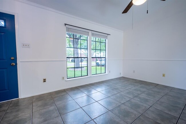 Photo - 1601 Primrose Trail