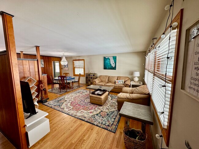 Photo - 325 Kishwaukee Dr