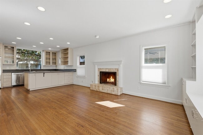 Photo - 2132 Tangley St