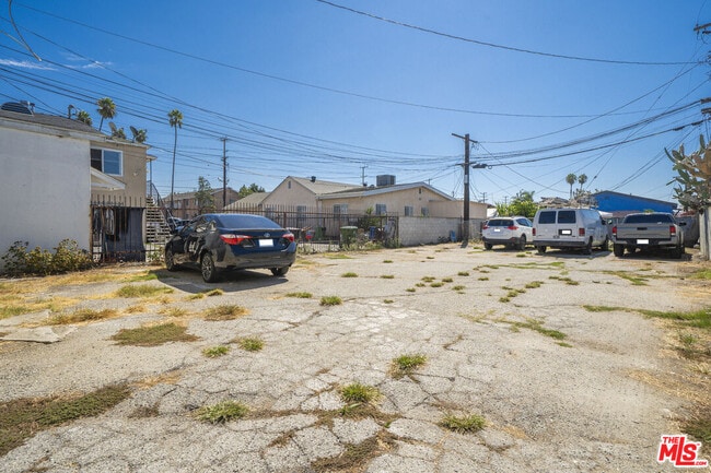 Photo - 810 W 62nd St