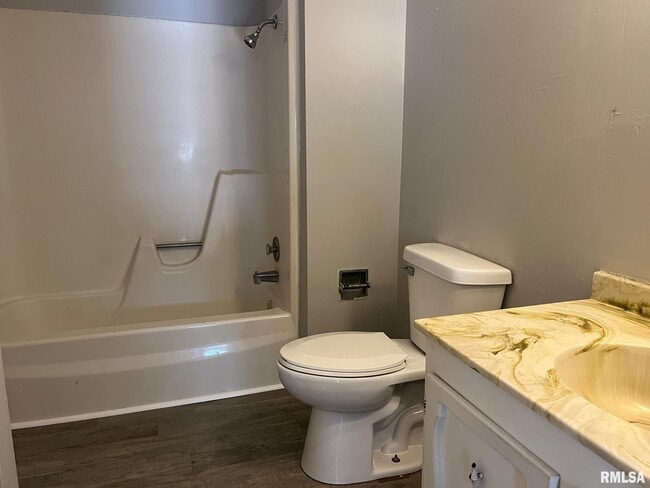 Photo - 110 W Lake Shore Dr Apartment Unit 5
