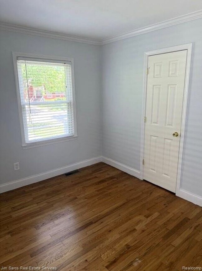 Photo - 1424 Chapin Ave