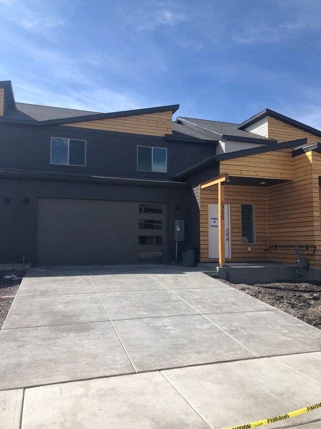 Building Photo - Modern Townhome, Centrally located.