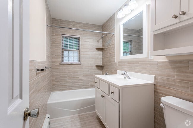 1BR, 1BA - 912SF - Bathroom