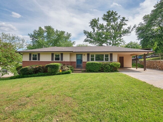 Building Photo - 450 Bouton Dr