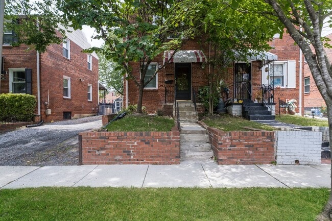 Building Photo - Spacious Starter home with full basement and parking