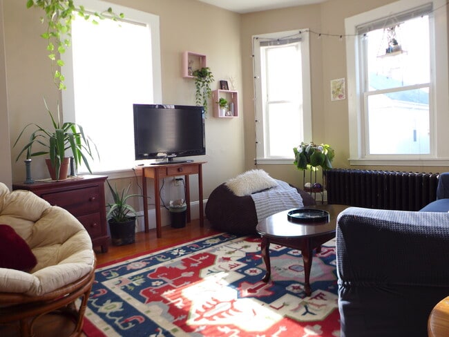 Building Photo - 1564 Tremont St Unit 4br1ba