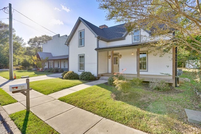 Photo - 6 Bedroom house in St Elmo!