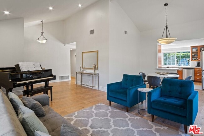 Photo - 176 Longfellow St