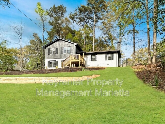 Photo - 651 Inglis Dr S E