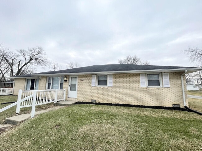 Building Photo - 5 Bedroom with a Bonus family/Tv Room