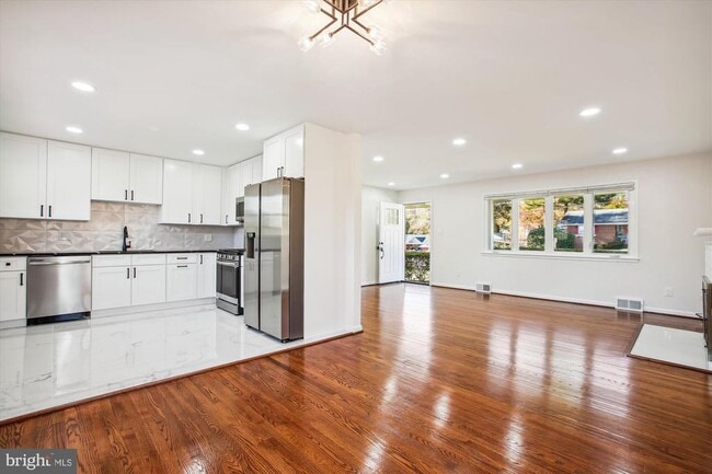 Photo - 5201 Montgomery St