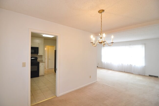 Photo - 2505 Lancelot Dr SE