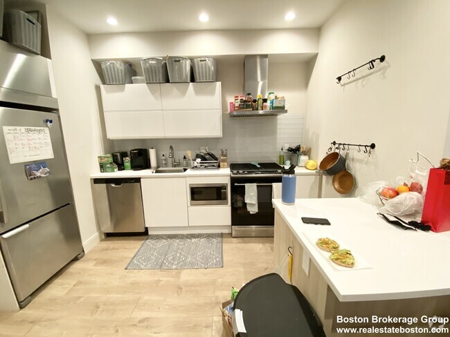 Building Photo - 117 Buttonwood St Unit #1 Rental