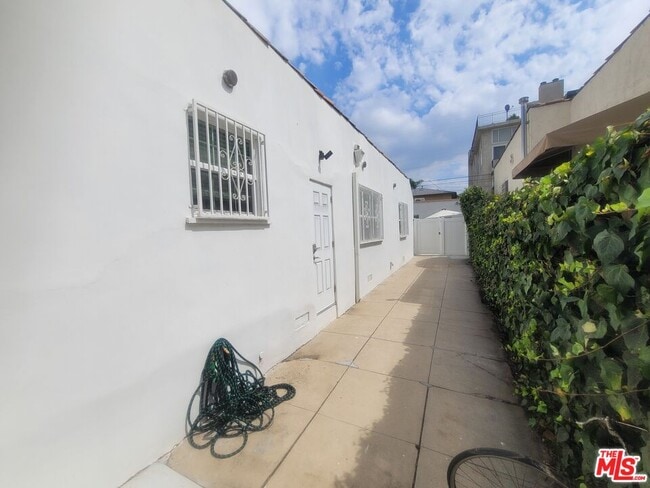 Photo - 816 N McCadden Pl