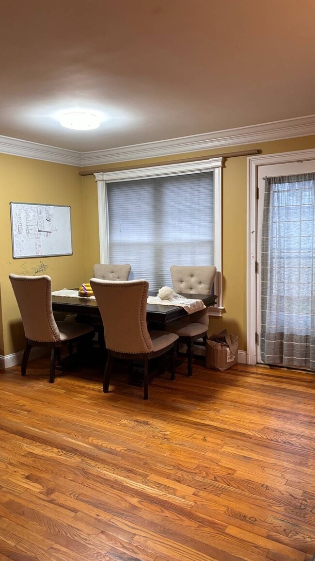 Photo - 352 Lake Ave S