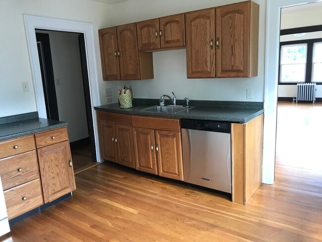 La cocina incluye una despensa y un refrigerador en el pasillo trasero. - 147 Farrington St Unidad 2nd floor