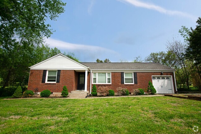 Building Photo - Three Bedroom off of Madison! Rental