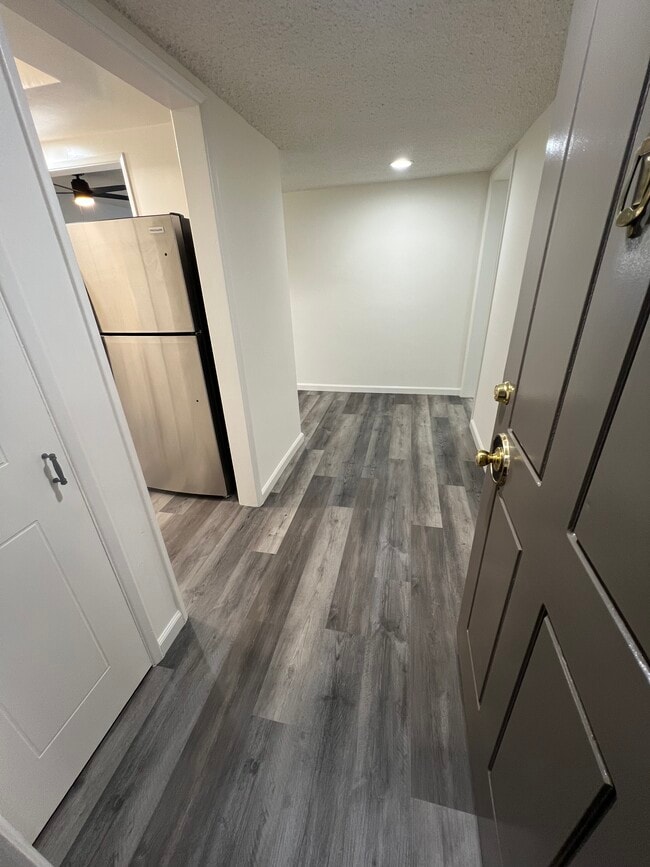 Building Photo - 10527 Palms Blvd Unit 304