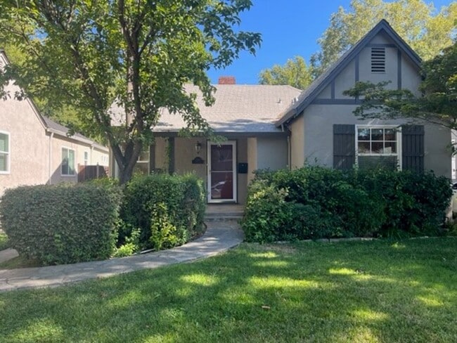 Beautiful 2bed 1bath home in East Sac- Min... - Beautiful 2bed 1bath home in East Sac- Min...