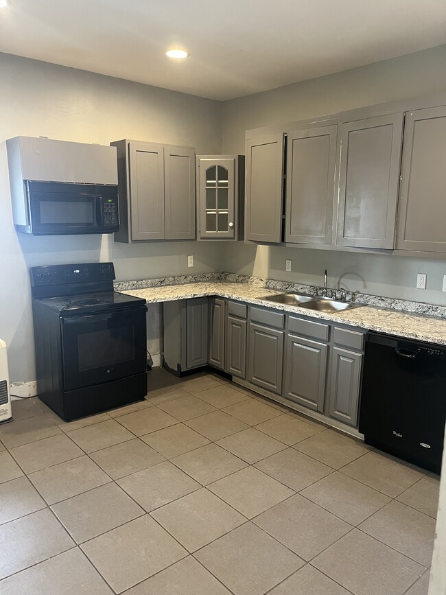 Large kitchen with all appliances including a microwave and dishwasher - 94 Woodford St Apartamentos Unidad 1st Floor