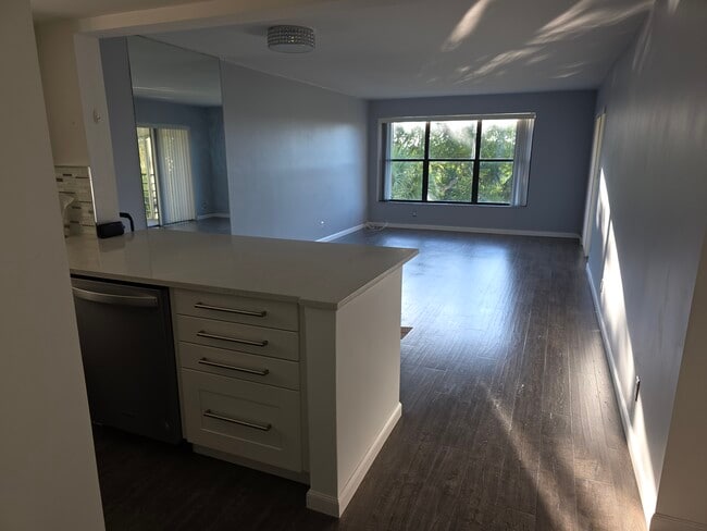 Building Photo - 2312 S Cypress Bend Dr Unit 2BR 400