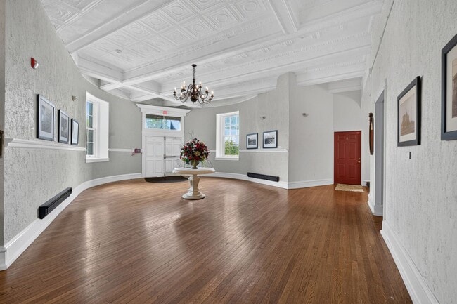 Photo - Welcome to the Baynard House; Elegant, Spacious & Bright Showing- Showing Sunday 7/26 9:30am-9:45am Unidad 3