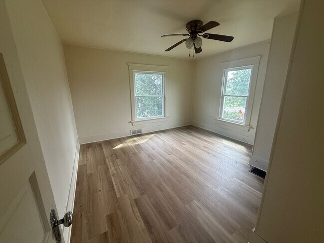 Building Photo - Fulton Duplex Unit Upper