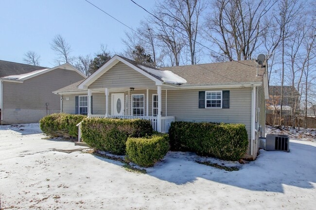 Building Photo - Cozy 3 bd 2 bath in the heart of Clarksville.  Fresh paint and Flooring!