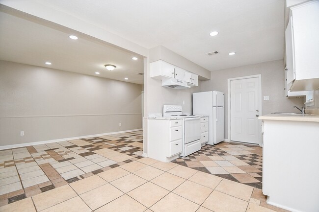 Photo - 515 Westside Ct