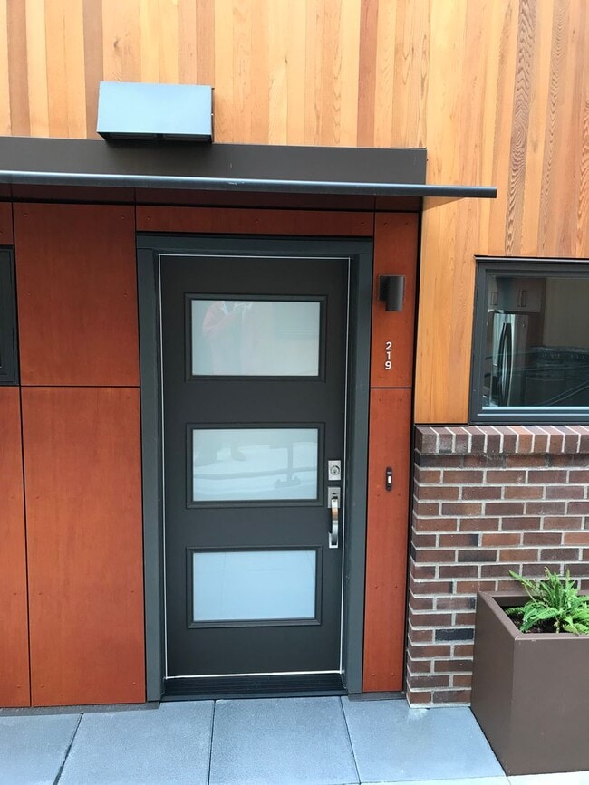 Building Photo - Newer 2 bed / 2.5 bath condo in Bryant Hei... Unit 219