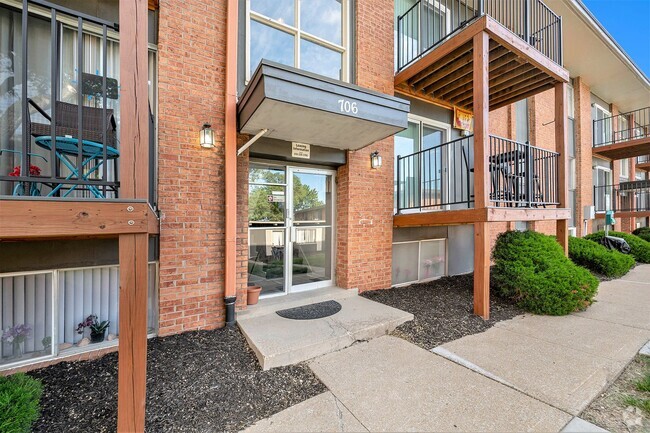 Building Photo - Blue Springs Apartments 2 Bedroom Unit 706 SW 15th St. #11
