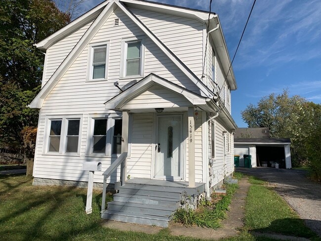 Building Photo - 3 Bed 1.5 Bath Colonial