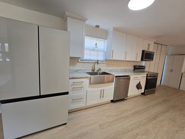 454 Colonial Dr