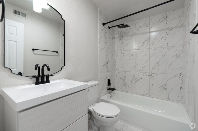 2BR, 2BA - 873SF - Bathroom