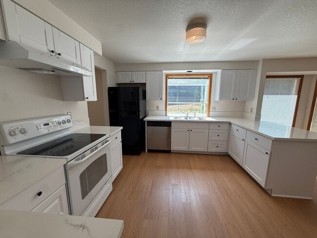 Photo - 17040 SW Cambridge Dr