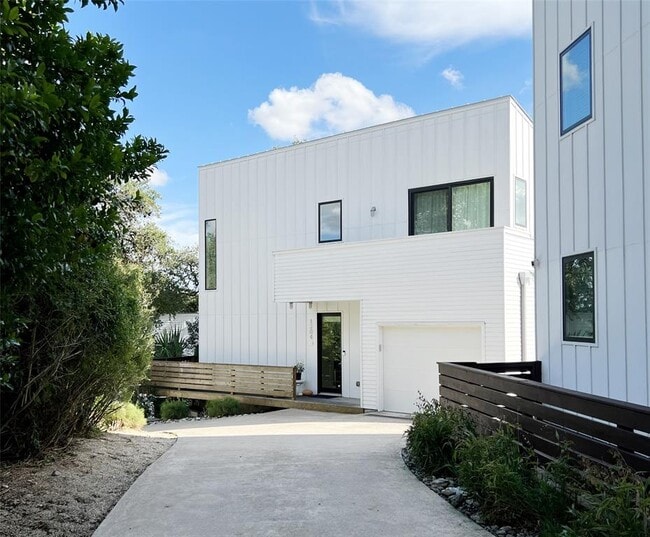 Building Photo - 1204 Woodland Ave Unit B