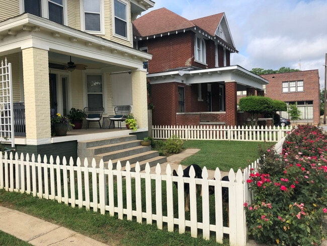 Photo - 621 W Daisy L Gatson Bates Dr Unit B