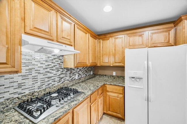 Building Photo - Sought after Park Avenue Condominiums/Top Floor Three Bedroom