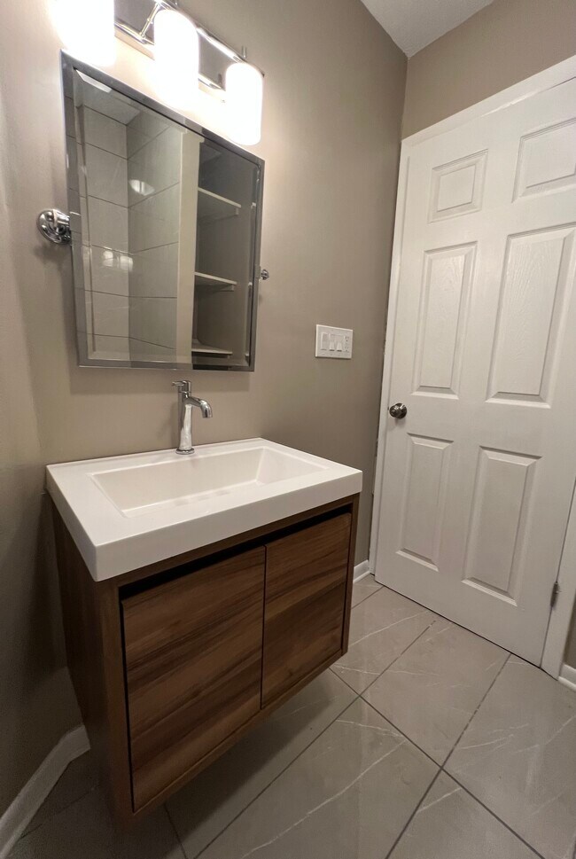 Photo - 2345 W Grenshaw St Unidad Apt 2