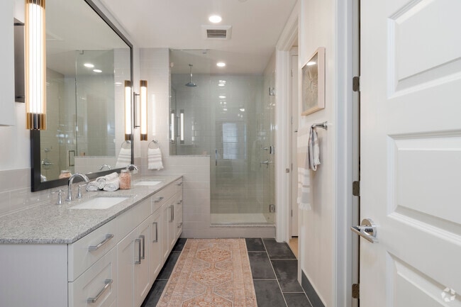 1 habitación, 1 baño, 756 pies cuadrados, baño - The Beverly