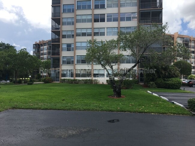 Building Photo - 1100 St Charles Pl Unit Apt 215