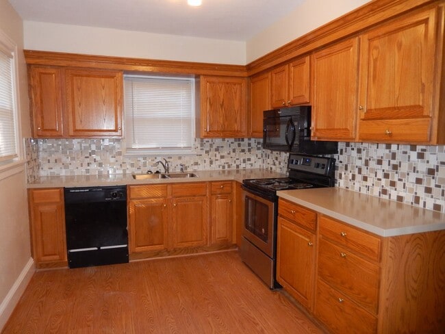 Photo - Large Colonial