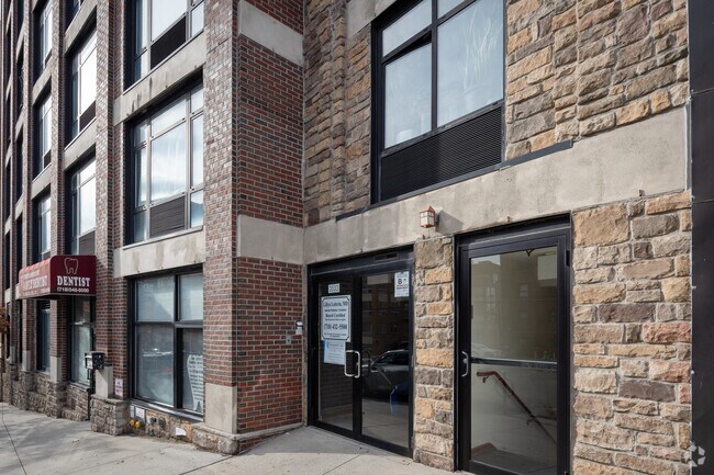 Entrada - 3533 Riverdale Ave