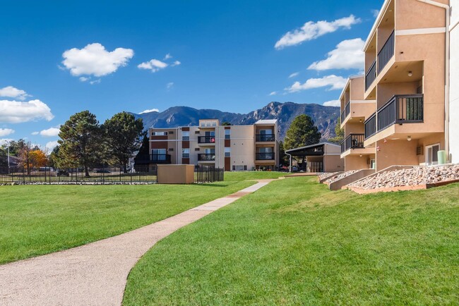 Patio frondoso con senderos para caminar en Broadmoor Springs, Colorado - Broadmoor Springs Apartamentos