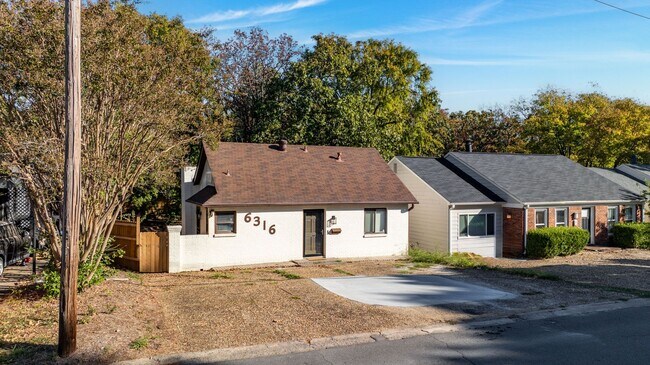 Photo - 2 or 3 Bedroom Renovated Mid-Town Charmer