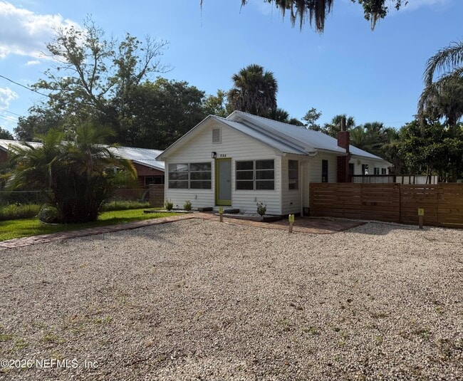 Photo - 736 W King St