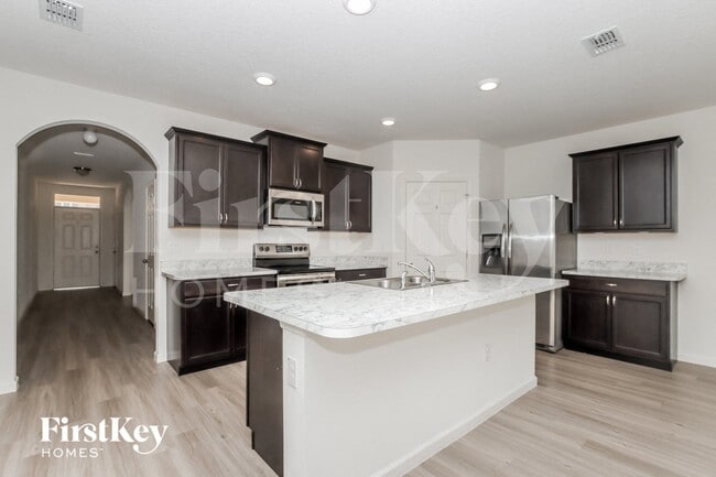 Photo - 915 Newton Cir