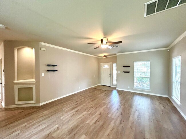 Photo - *MOVE IN SPECIAL* Charming 3BD/2.5BA With Deck — Loop 1604 & Potranco!