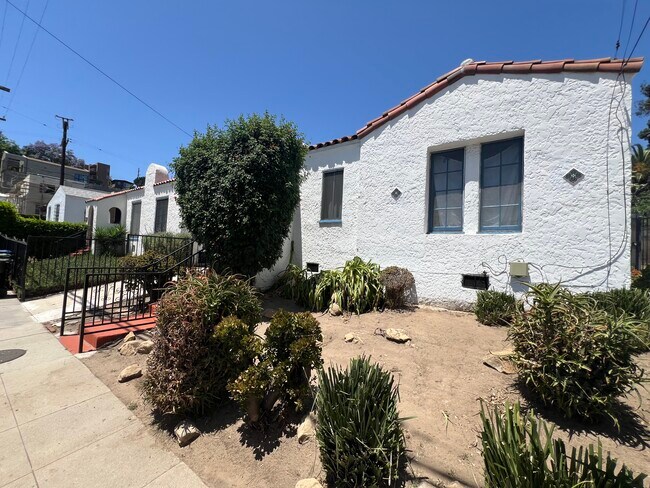 Main Entry - 1931 Avalon St